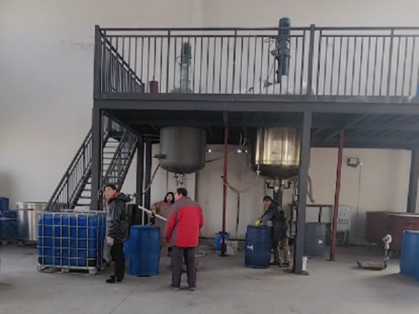 丙烯酸盐喷膜防水涂料生产装箱