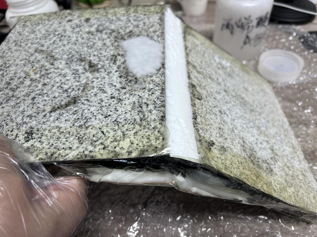 卫生间渗漏用丙烯酸盐注浆修补注浆孔的间距一般是多少？